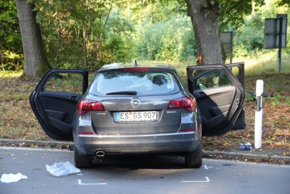Esslingen : Opel Fahrer kracht frontal gegen Baum auf der Roemerstrasse- Schwer verletzt
