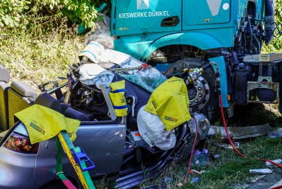 Bad Urach: Frontal in den Gegenverkehr  - Pkw kollidiert mit Sattelzug auf der B465 - Rettungshubschrauber im Einsatz