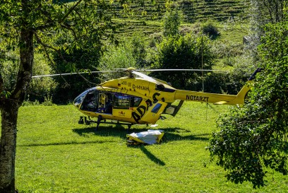 Bad Urach: Frontal in den Gegenverkehr  - Pkw kollidiert mit Sattelzug auf der B465 - Rettungshubschrauber im Einsatz