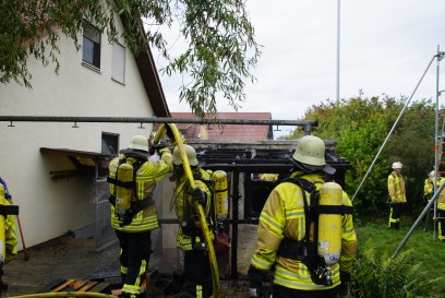 Nuertingen-Reudern: Holzschuppen im Vollbrand