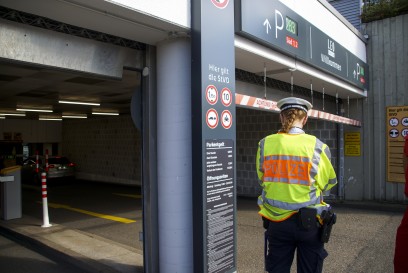 Leonberg: 78-jaehriger Fahrer verwechselt im Parkhaus Gas und Bremse und kracht auf eine Mauer