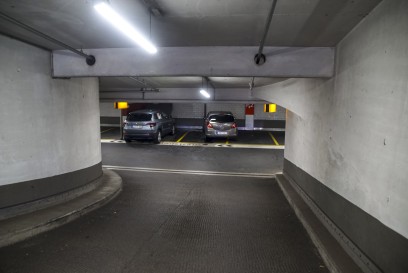 Leonberg: 78-jaehriger Fahrer verwechselt im Parkhaus Gas und Bremse und kracht auf eine Mauer