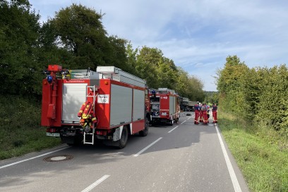 Wildberg: LKW Contra PKW, PKW anschliessen Ueberschlagen 