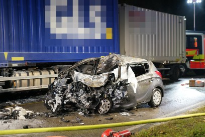 Jesingen: Toedlicher Verkehrsunfall - PKW geht nach Kollision in Flammen auf