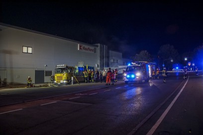 Herrenberg: Starke Rauchentwicklung aus Muellpresse bei einem Lebensmittelmarkt