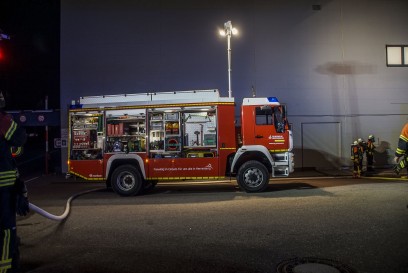 Herrenberg: Starke Rauchentwicklung aus Muellpresse bei einem Lebensmittelmarkt
