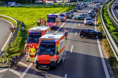 Deizisau: Mit Leitplanken kollidiert und Notrufsaeule auf der B10 umgefahren