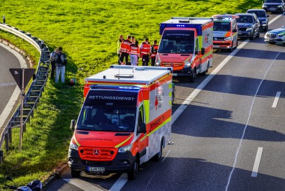Deizisau: Mit Leitplanken kollidiert und Notrufsaeule auf der B10 umgefahren