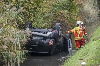 Aidlingen: PKW landet im Bach
