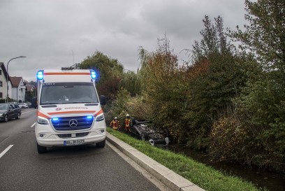 Aidlingen: PKW landet im Bach