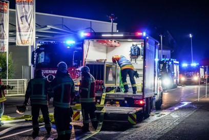 Remshalden-Geradstetten: Brand eines Anbaus einer Lagerhalle - mehrere Explosionen 