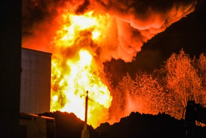 Remshalden-Geradstetten: Brand eines Anbaus einer Lagerhalle - mehrere Explosionen 