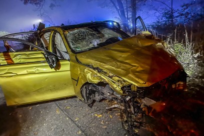Sindelfingen: BMW kommt von der Strasse ab und landet mehrere Meter im Wald