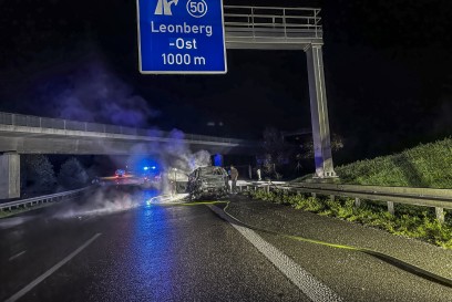 Leonberg: PKW brennt vollstaendig aus