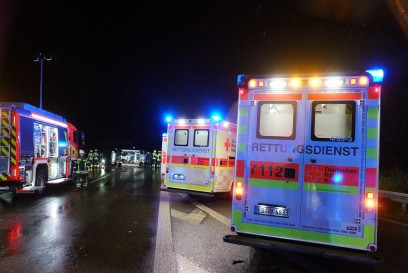 Kirchheim A8: Schwerer Unfall mit vier Verletzten - teilweise Vollsperrung