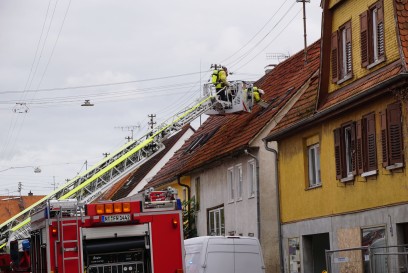 Nuertingen: Rauch aus Fenster ruft Feuerwehr auf den Plan