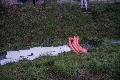 Moetzingen: LKW bei Kanalarbeiten in Graben gekippt -hoher Schaden 