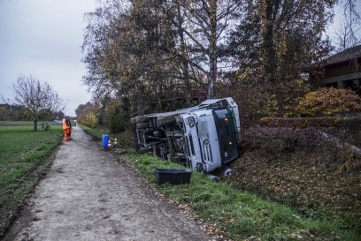 Moetzingen: LKW bei Kanalarbeiten in Graben gekippt -hoher Schaden 