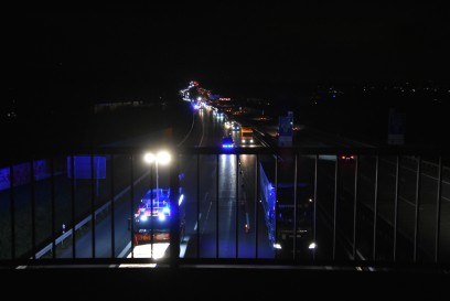 Wendlingen: Anhaenger loest sich vom Auto auf der A8