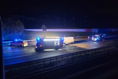 Wendlingen: Anhaenger loest sich vom Auto auf der A8