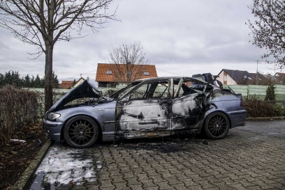 Steinenbronn: PKW brennt auf Discounterparkplatz voellig aus