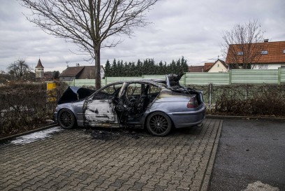Steinenbronn: PKW brennt auf Discounterparkplatz voellig aus