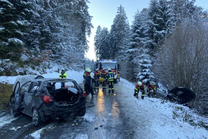 Neubulach: PKW geht nach Unfall in Flammen auf, 4 verletzte