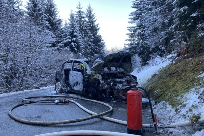 Neubulach: PKW geht nach Unfall in Flammen auf, 4 verletzte