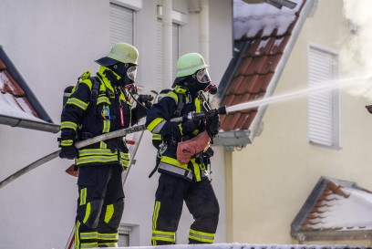 Kirchheim-Oetlingen: Gebaeudebrand fordert eine verletzte Person - Feuerwehr hat mit Schnee und Eis zu kaempfen