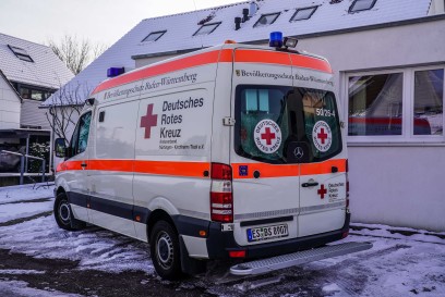 Kirchheim-Oetlingen: Gebaeudebrand fordert eine verletzte Person - Feuerwehr hat mit Schnee und Eis zu kaempfen