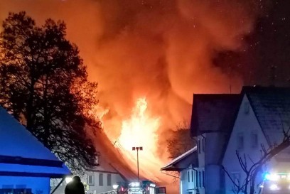 FLAMMENBILDER! St. Johann-Upfingen: Brand eines Wohngebaeudes mit Pferdehof