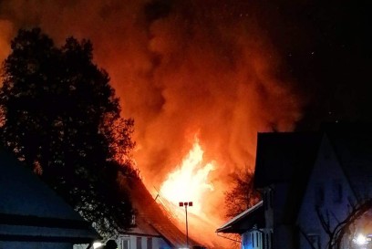 FLAMMENBILDER! St. Johann-Upfingen: Brand eines Wohngebaeudes mit Pferdehof