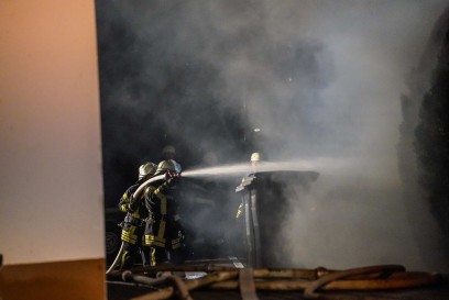 Rudersberg-Schlechtbach: Ehemaliger Kaelberstall mit dort abgestellten landwirtschaftlichen Geraeten und  Fahrzeugen geht in Flammen auf