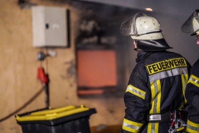 Rudersberg-Schlechtbach: Ehemaliger Kaelberstall mit dort abgestellten landwirtschaftlichen Geraeten und  Fahrzeugen geht in Flammen auf