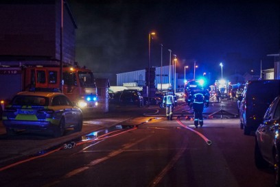 Weil im Schoenbuch: Mehrere Fahrzeuge brennen von einem Autohandel