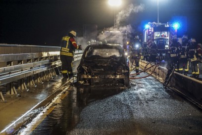 Beoblingen: PKW brennt auf Autobahnbruecke vollstaendig aus