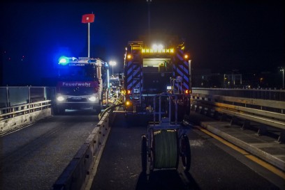 Beoblingen: PKW brennt auf Autobahnbruecke vollstaendig aus
