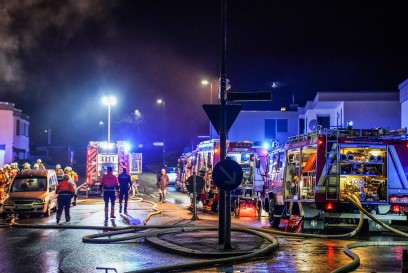 Koengen: Ethanol Ofen  geht in Flammen auf – Mann lebensgefaehrlich verletzt – Wohnung ausgebrannt