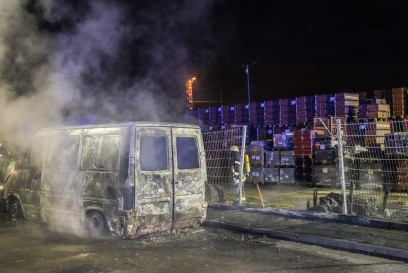 Schorndorf: Fahrzeuge angezuendet - hoher Sachschaden