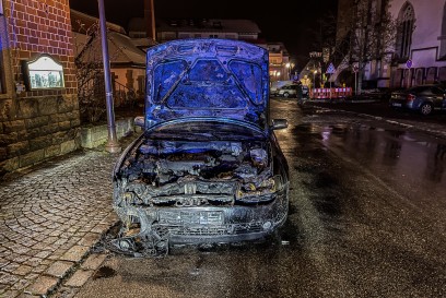 Weil im Schoenbuch: PKW faengt auf dem Markplatz Feuer