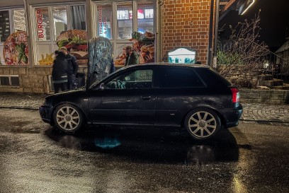 Weil im Schoenbuch: PKW faengt auf dem Markplatz Feuer