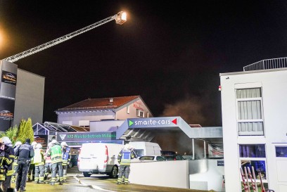 Waiblingen: Pkw beim laden von Batterie in Flammen aufgegangen - mehrere Personen evakuiert
