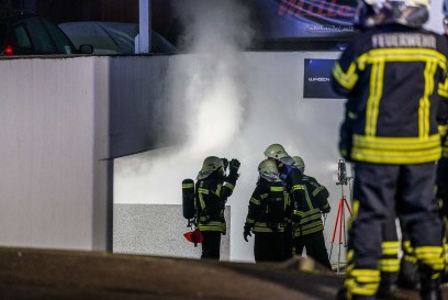 Waiblingen: Pkw beim laden von Batterie in Flammen aufgegangen - mehrere Personen evakuiert