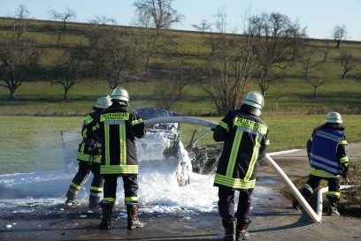 Heiningen: PKW Vollbrand auf der Jeberhaeuserstrasse