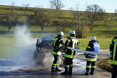 Heiningen: PKW Vollbrand auf der Jeberhaeuserstrasse