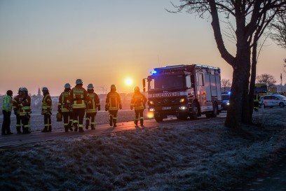 Deckenpfronn: LKW und PKW kollidieren - Rettungshubschrauber im Einsatz