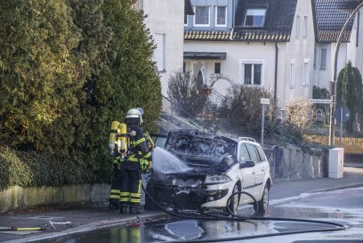 Sindelfingen: PKW Brand sorgt fuer Feuerwehreinsatz