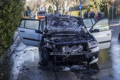 Sindelfingen: PKW Brand sorgt fuer Feuerwehreinsatz