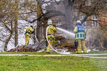Esslingen-Hegensberg: Reisighaufenbrand sorgt fuer starke Rauchentwicklung und einen Feuerwehreinsatz