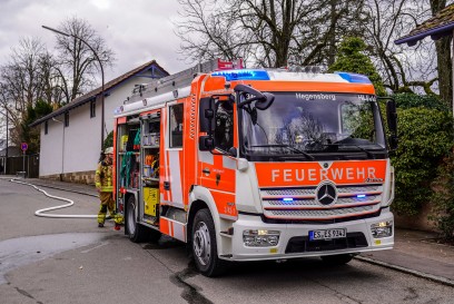 Esslingen-Hegensberg: Reisighaufenbrand sorgt fuer starke Rauchentwicklung und einen Feuerwehreinsatz